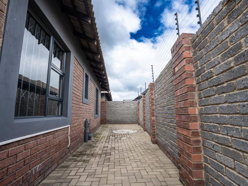 House For Sale in well sought after Development in Secunda - Photo 5