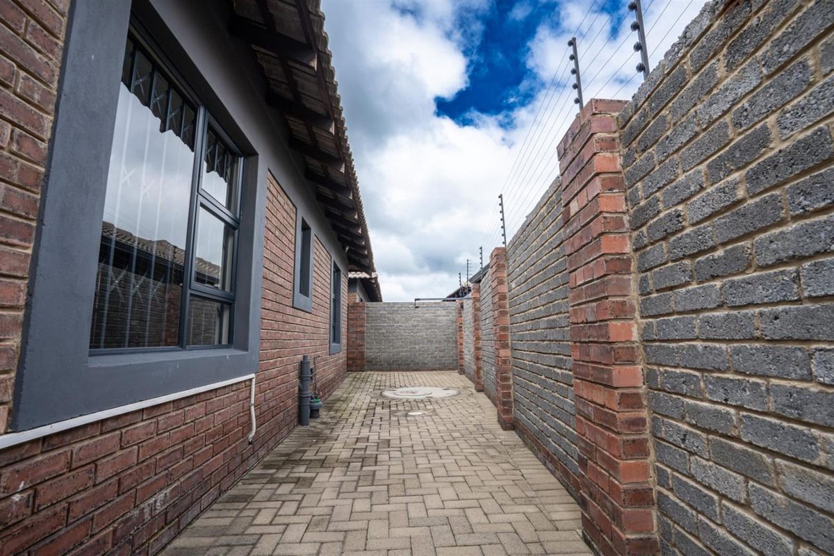 House For Sale in well sought after Development in Secunda - Photo 5