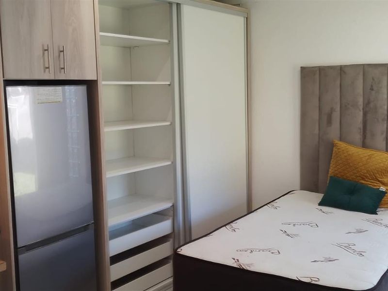 Minimilist Semi-Furnished Bachelor Studio Apartment - Photo 2