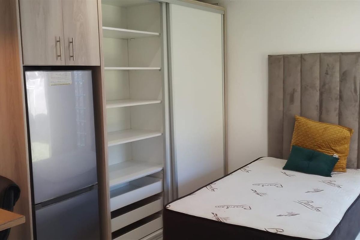 Minimilist Semi-Furnished Bachelor Studio Apartment - Photo 2