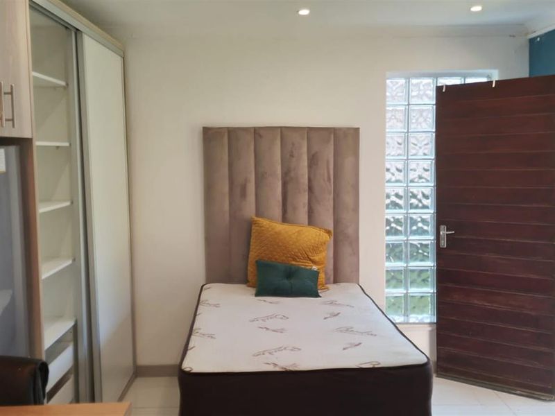 Minimilist Semi-Furnished Bachelor Studio Apartment - Photo 3