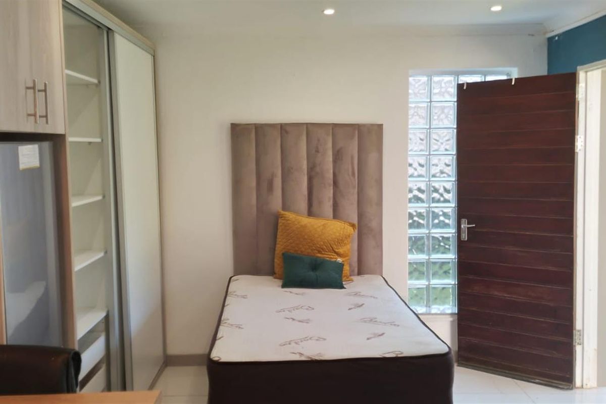 Minimilist Semi-Furnished Bachelor Studio Apartment - Photo 3