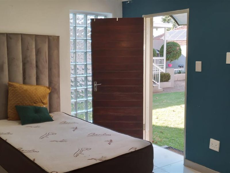 Minimilist Semi-Furnished Bachelor Studio Apartment - Photo 4