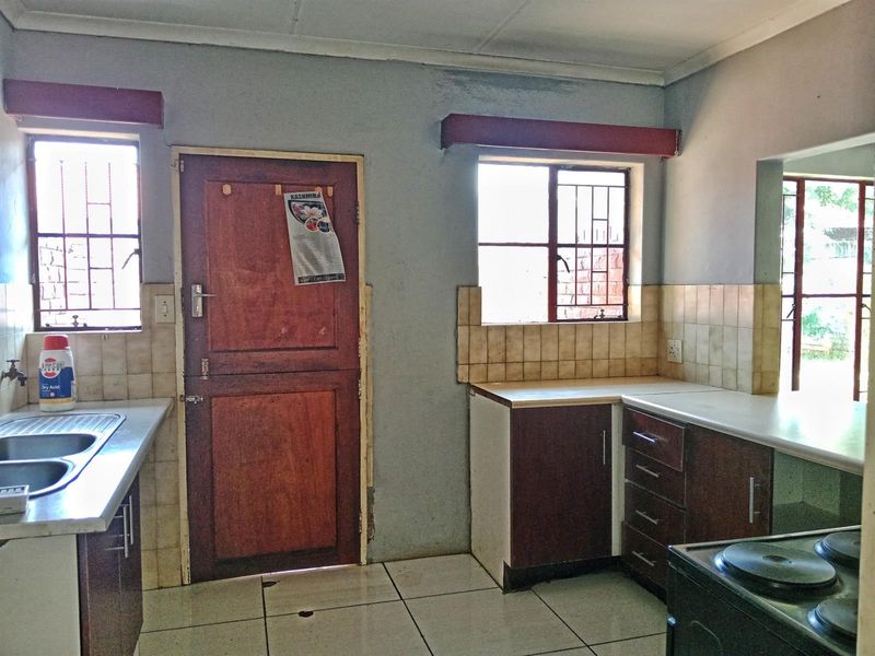 Classic and Spacious House To Rent in The Orchards, Akasia - Photo 10