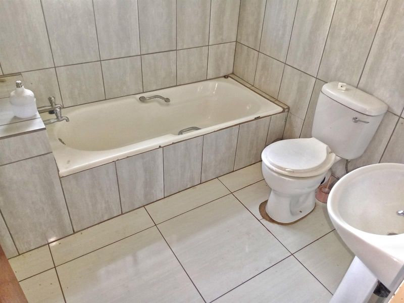 Classic and Spacious House To Rent in The Orchards, Akasia - Photo 9