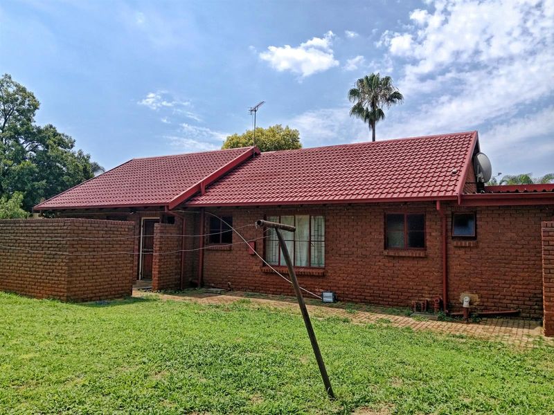 Classic and Spacious House To Rent in The Orchards, Akasia - Photo 2