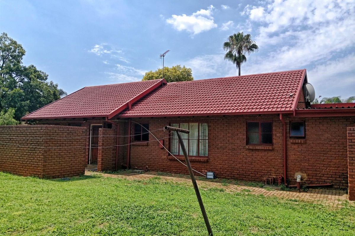 Classic and Spacious House To Rent in The Orchards, Akasia - Photo 2