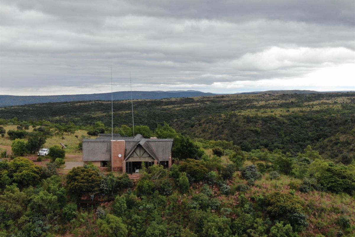Rock-Built 3-Bedroom House with En-Suite Cottage - 1000 ha Private Nature Reserve, Bela Bela - Photo 4