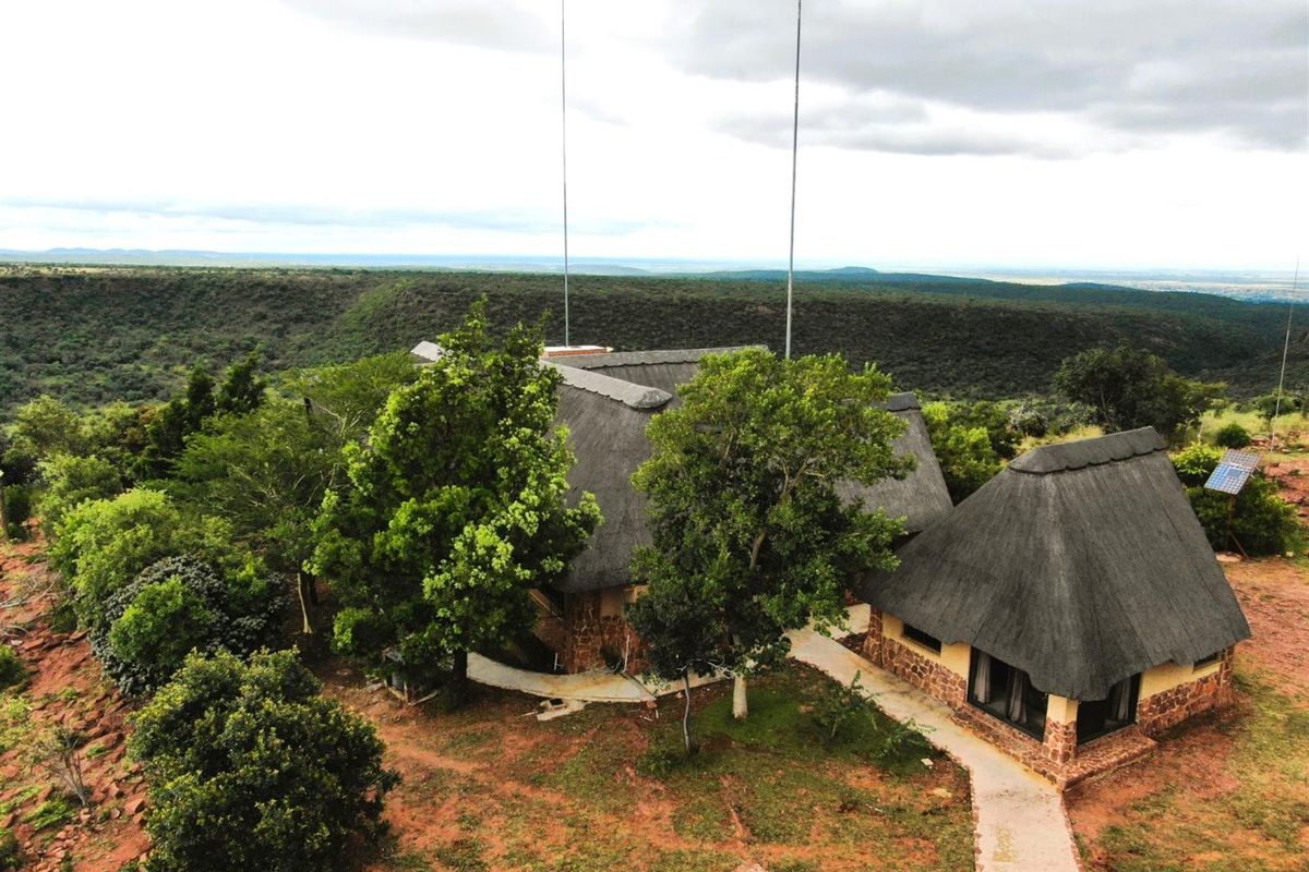 Rock-Built 3-Bedroom House with En-Suite Cottage - 1000 ha Private Nature Reserve, Bela Bela - Photo 2