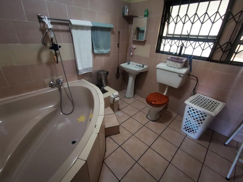 Beautiful well maintained property with a Flat for the extra incomes - Photo 10