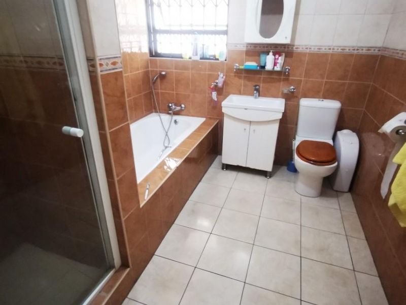 Beautiful well maintained property with a Flat for the extra incomes - Photo 5