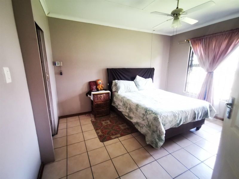 Beautiful well maintained property with a Flat for the extra incomes - Photo 8