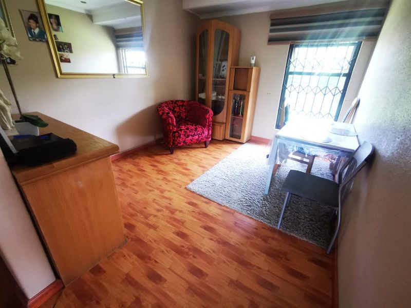 Beautiful well maintained property with a Flat for the extra incomes - Photo 4