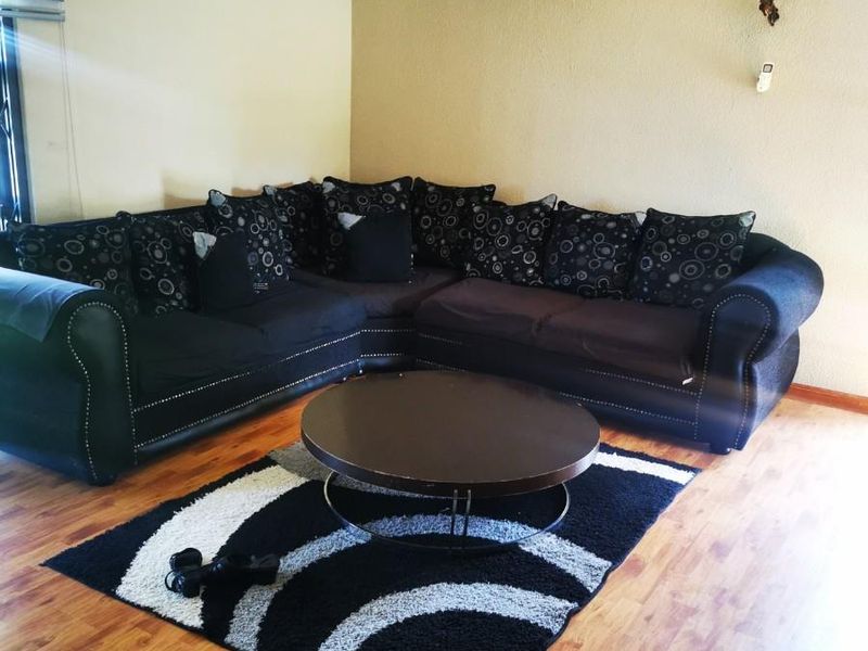 Beautiful well maintained property with a Flat for the extra incomes - Photo 3