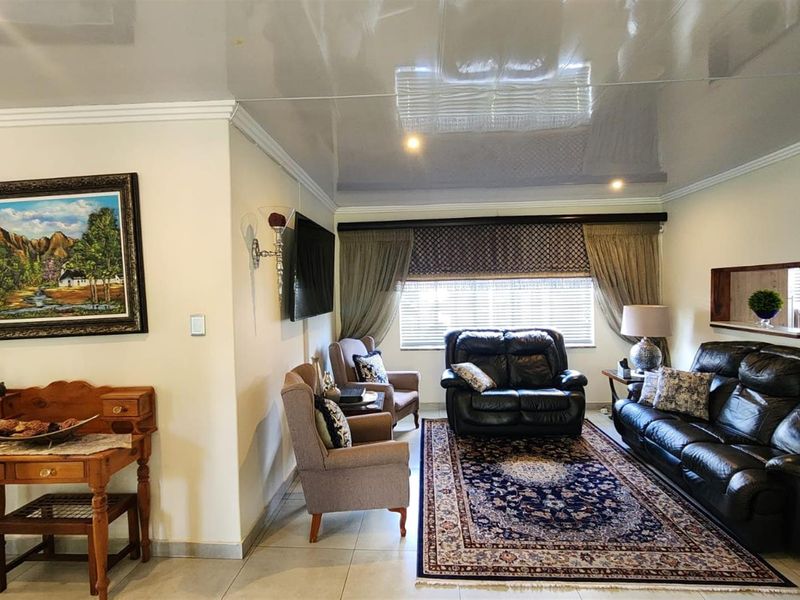 Exceptional Family Home with Flatlet, Pool,  Entertainer’s Dream  Dal Fouche, Springs - Photo 8
