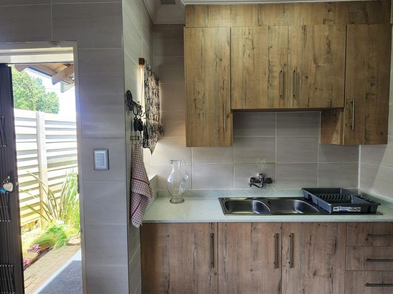 Exceptional Family Home with Flatlet, Pool,  Entertainer’s Dream  Dal Fouche, Springs - Photo 4