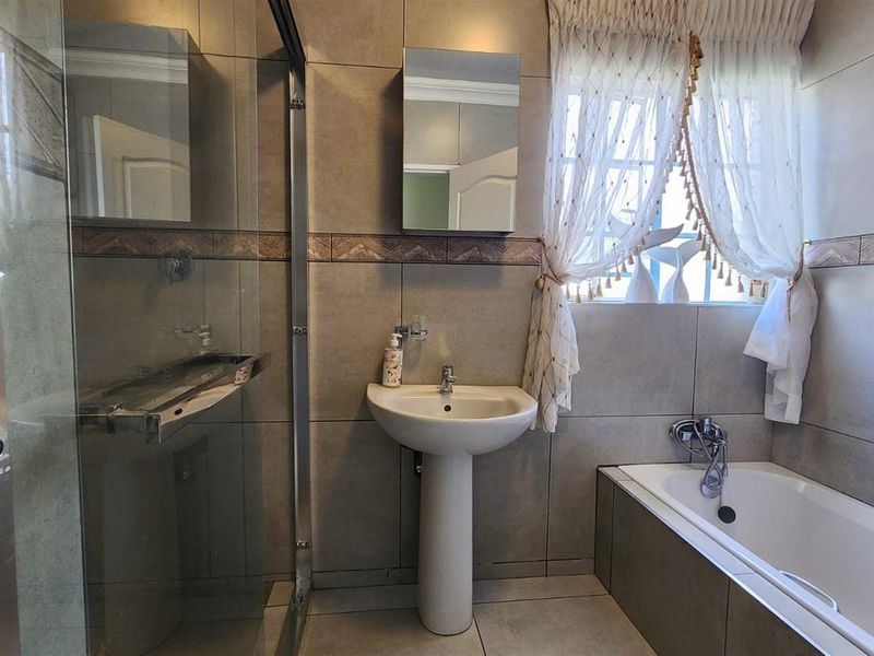 Exceptional Family Home with Flatlet, Pool,  Entertainer’s Dream  Dal Fouche, Springs - Photo 6