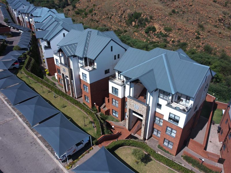 Modern 2 Bedroom, 2 Bathroom Apartment for Sale in Oakdene - Photo 2