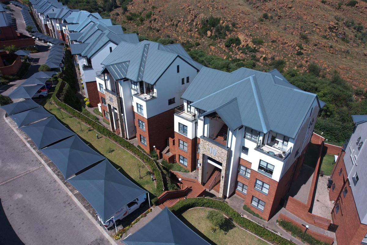 Modern 2 Bedroom, 2 Bathroom Apartment for Sale in Oakdene - Photo 2