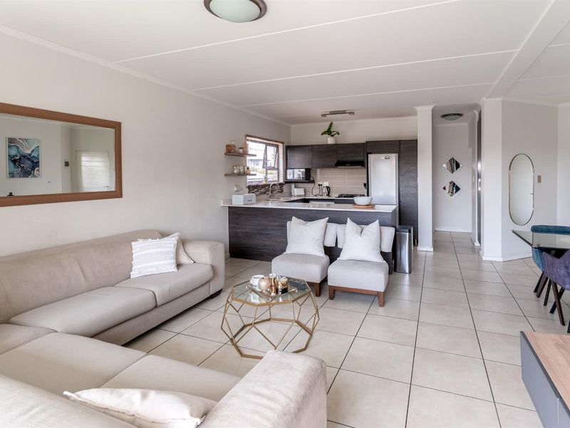 Modern 2 Bedroom, 2 Bathroom Apartment for Sale in Oakdene - Photo 7