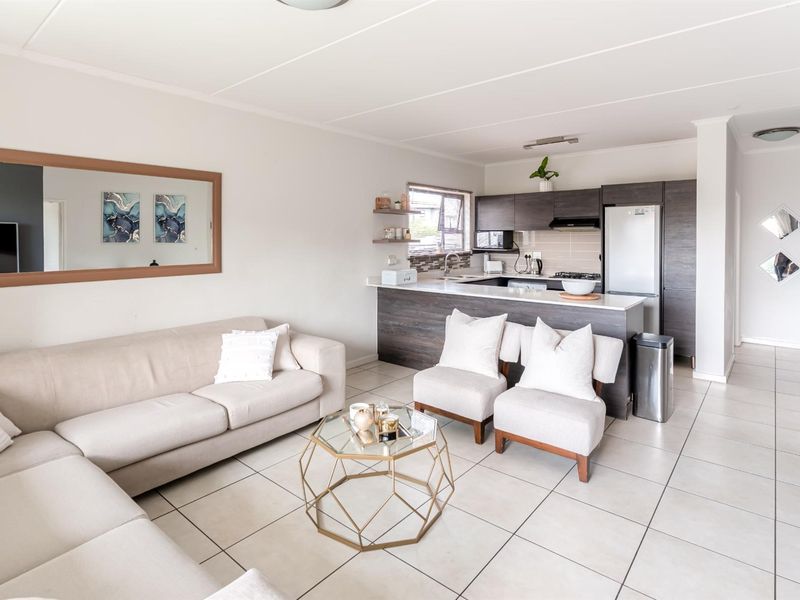 Modern 2 Bedroom, 2 Bathroom Apartment for Sale in Oakdene - Photo 6