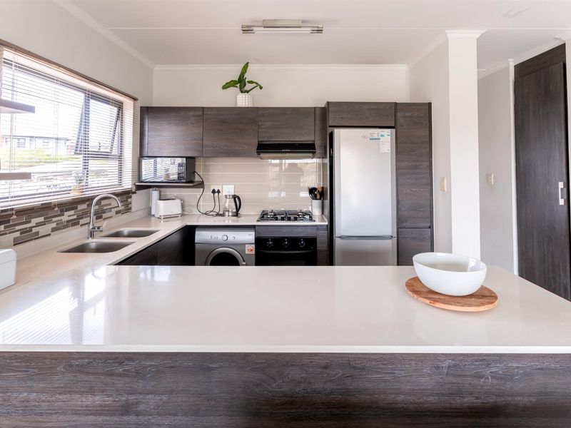 Modern 2 Bedroom, 2 Bathroom Apartment for Sale in Oakdene - Photo 10