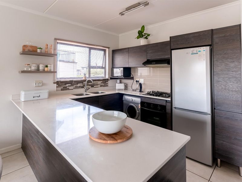 Modern 2 Bedroom, 2 Bathroom Apartment for Sale in Oakdene - Photo 9