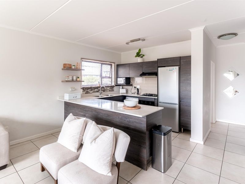 Modern 2 Bedroom, 2 Bathroom Apartment for Sale in Oakdene - Photo 8