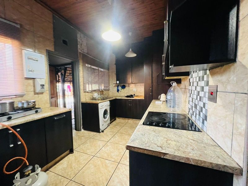 House For Sale in  Vanderbijlpark, CE 1, Vanderbijlpark CE - Photo 6