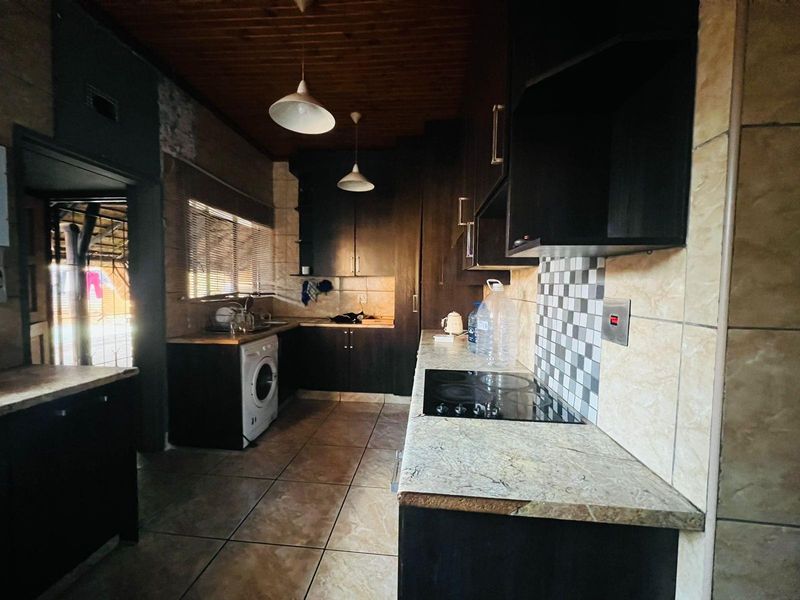 House For Sale in  Vanderbijlpark, CE 1, Vanderbijlpark CE - Photo 5