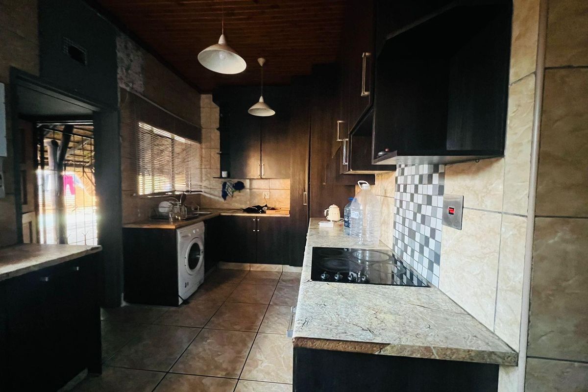 House For Sale in  Vanderbijlpark, CE 1, Vanderbijlpark CE - Photo 5