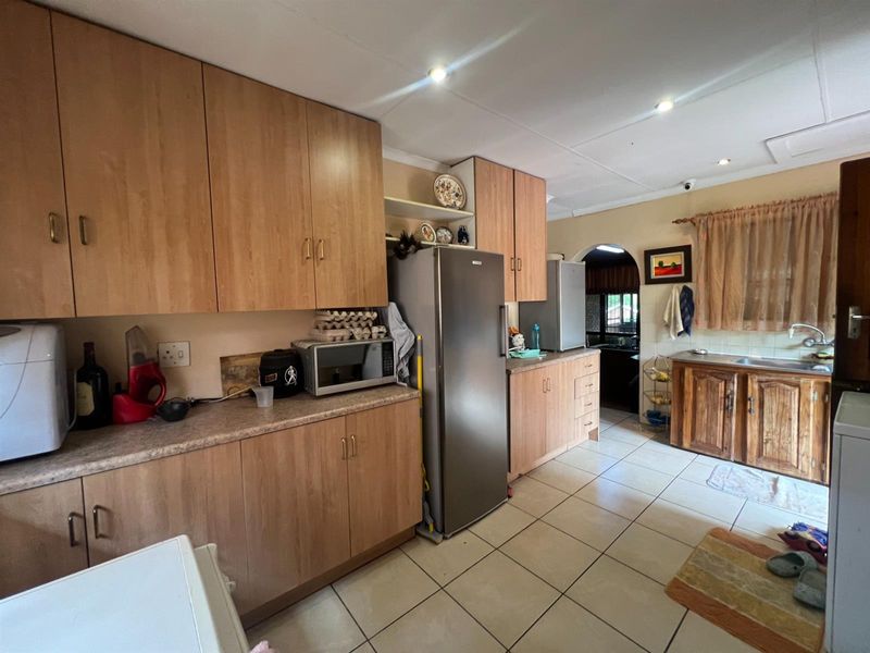 5 bedroom House For Sale in Zwartkop, Centurion - Photo 2