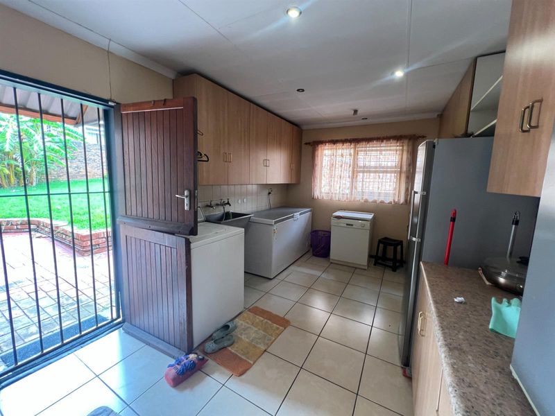 5 bedroom House For Sale in Zwartkop, Centurion - Photo 6