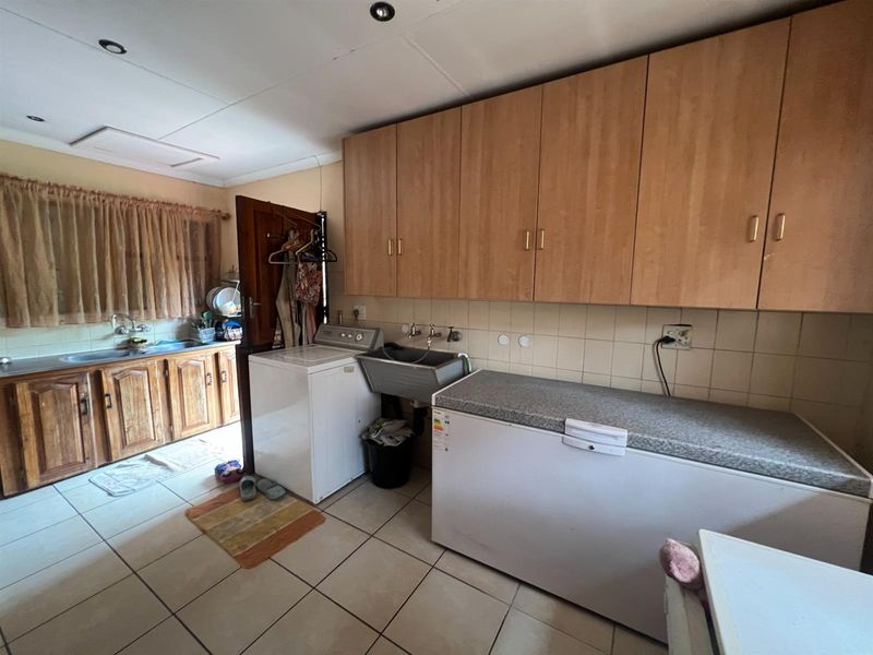 5 bedroom House For Sale in Zwartkop, Centurion - Photo 3