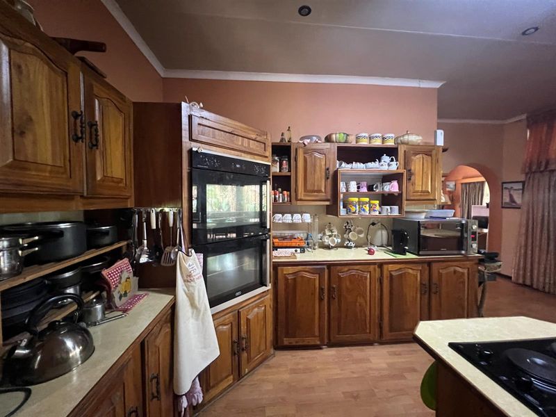 5 bedroom House For Sale in Zwartkop, Centurion - Photo 9