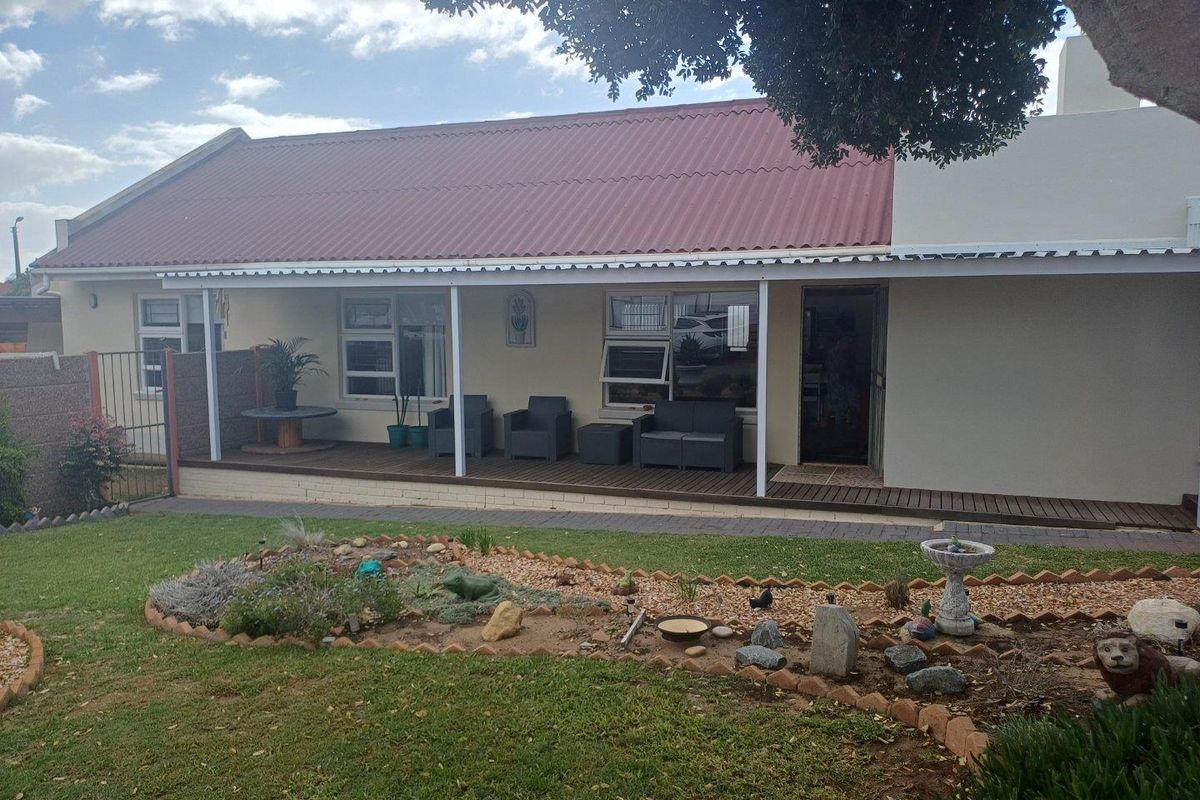 House For Sale in Stilbaai Wes, Stilbaai - Photo 2