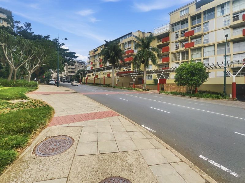 Newly Renovated 2 Bed Apartment For Sale in Umhlanga Ridge, Umhlanga, KwaZulu-Natal - Photo 2