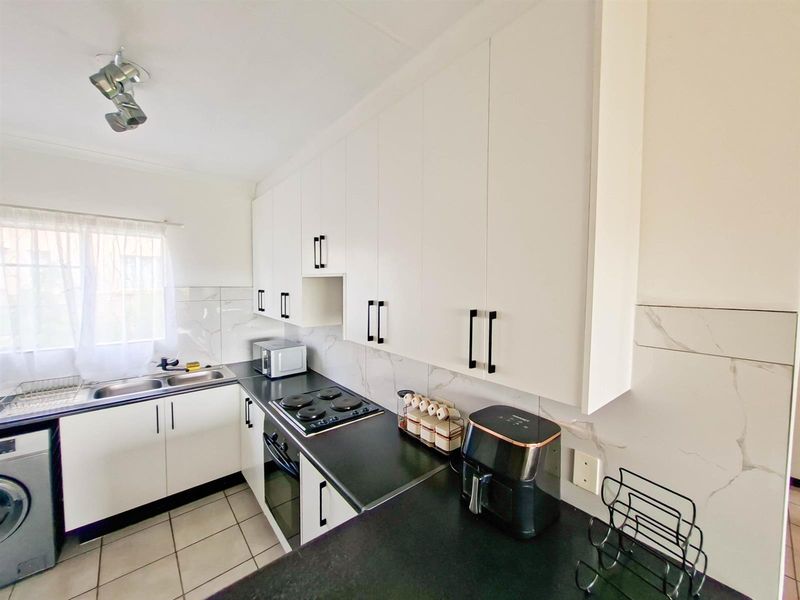 2 bedroom Apartment For Sale in Eco Park Estate, Centurion - Photo 5