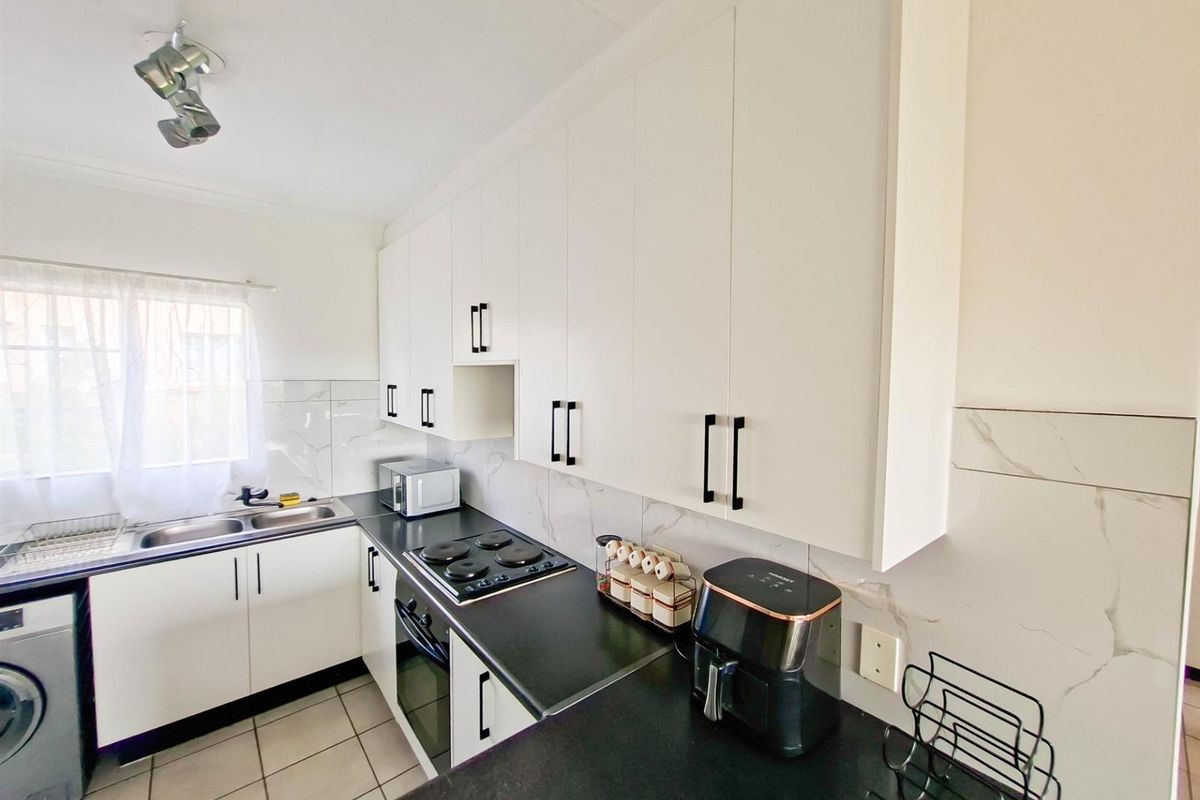 2 bedroom Apartment For Sale in Eco Park Estate, Centurion - Photo 5