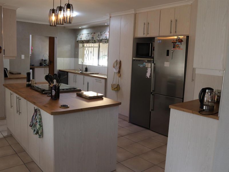 Well-Kept Family Home with Spacious Garden - Excellent Value in Secunda - Photo 4