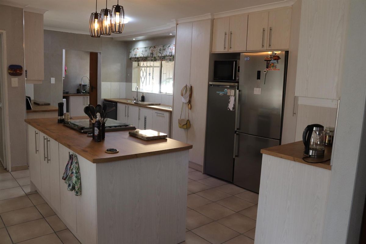 Well-Kept Family Home with Spacious Garden - Excellent Value in Secunda - Photo 4