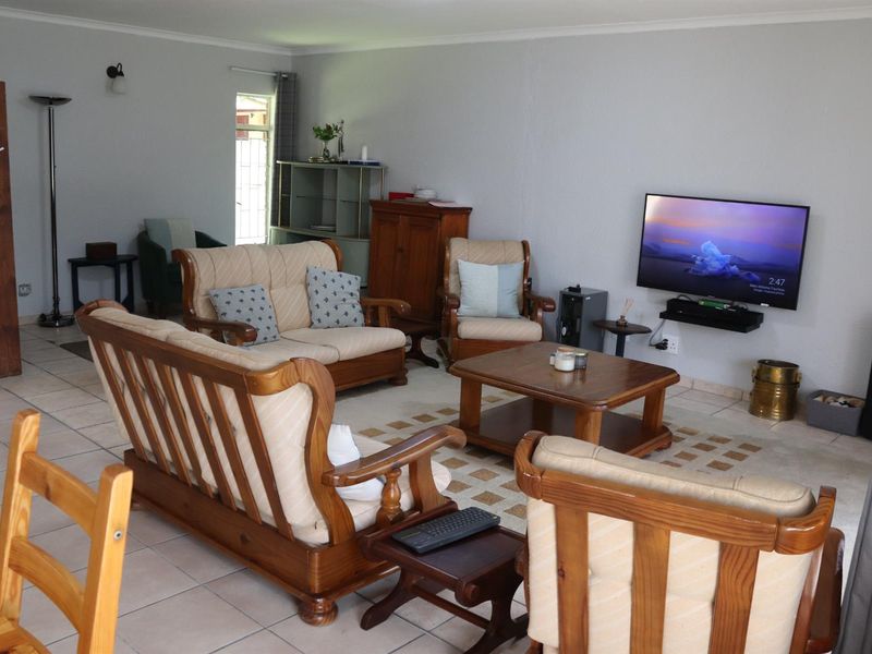 Well-Kept Family Home with Spacious Garden - Excellent Value in Secunda - Photo 8