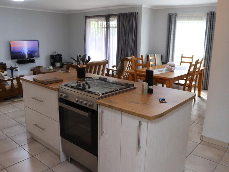 Well-Kept Family Home with Spacious Garden - Excellent Value in Secunda - Photo 5