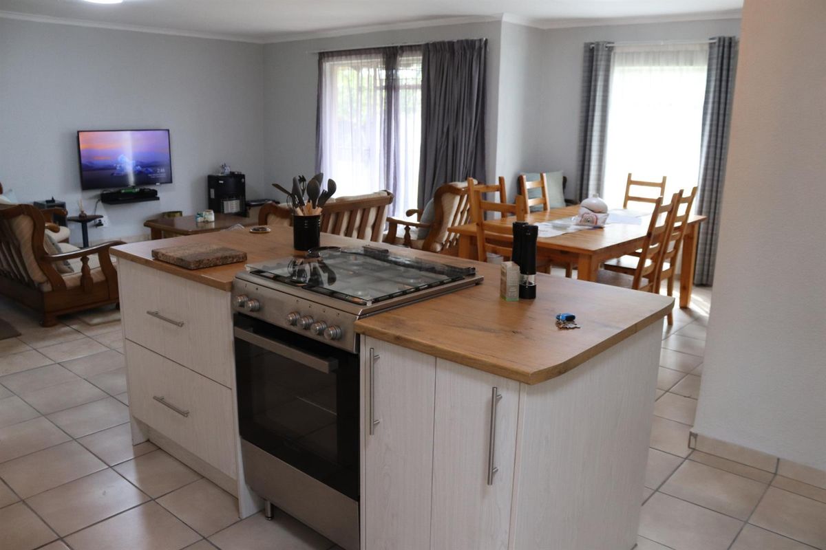 Well-Kept Family Home with Spacious Garden - Excellent Value in Secunda - Photo 5