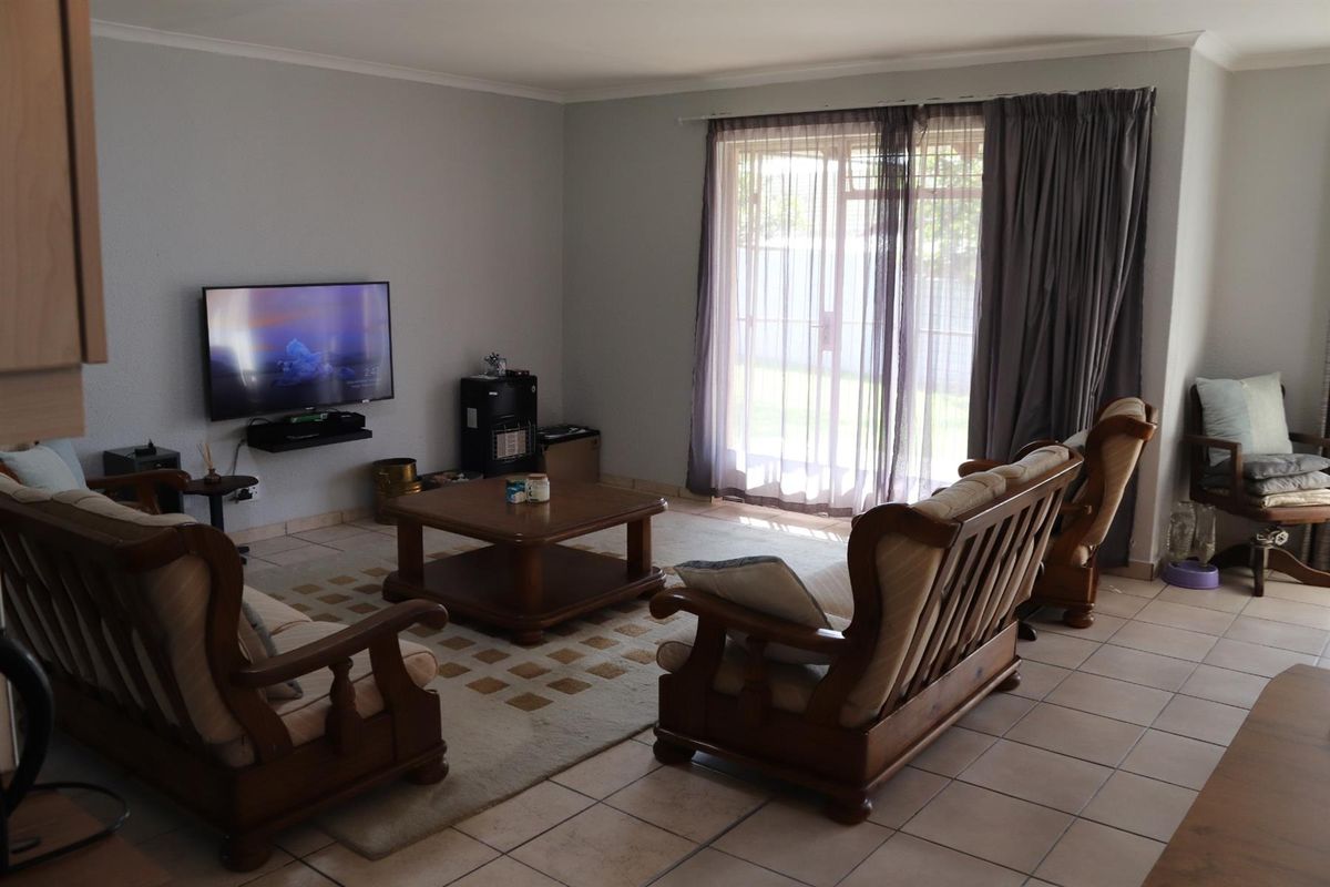 Well-Kept Family Home with Spacious Garden - Excellent Value in Secunda - Photo 2