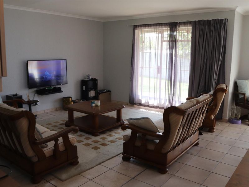 Well-Kept Family Home with Spacious Garden - Excellent Value in Secunda - Photo 2
