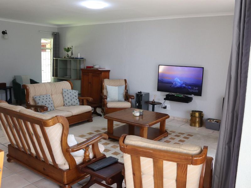 Well-Kept Family Home with Spacious Garden - Excellent Value in Secunda - Photo 9