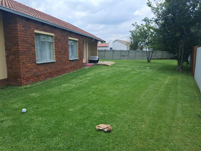 Well-Kept Family Home with Spacious Garden - Excellent Value in Secunda - Photo 3