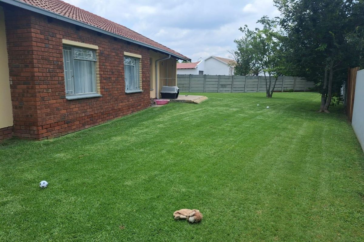 Well-Kept Family Home with Spacious Garden - Excellent Value in Secunda - Photo 3