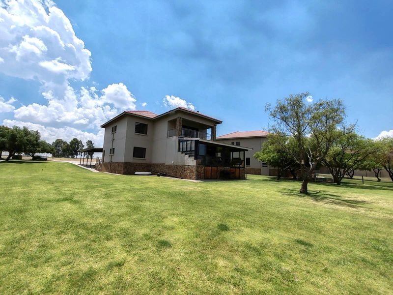 Stunning 7 Bedroom Family Home, Vaaldam, Free State - Photo 3